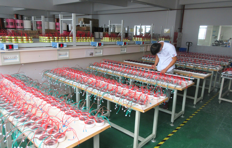 圣元環(huán)形變壓器過夜老化檢測臺，檢測設(shè)備先進，對環(huán)形變壓器成品進行24小時老化檢測，出廠質(zhì)量更加有保障。